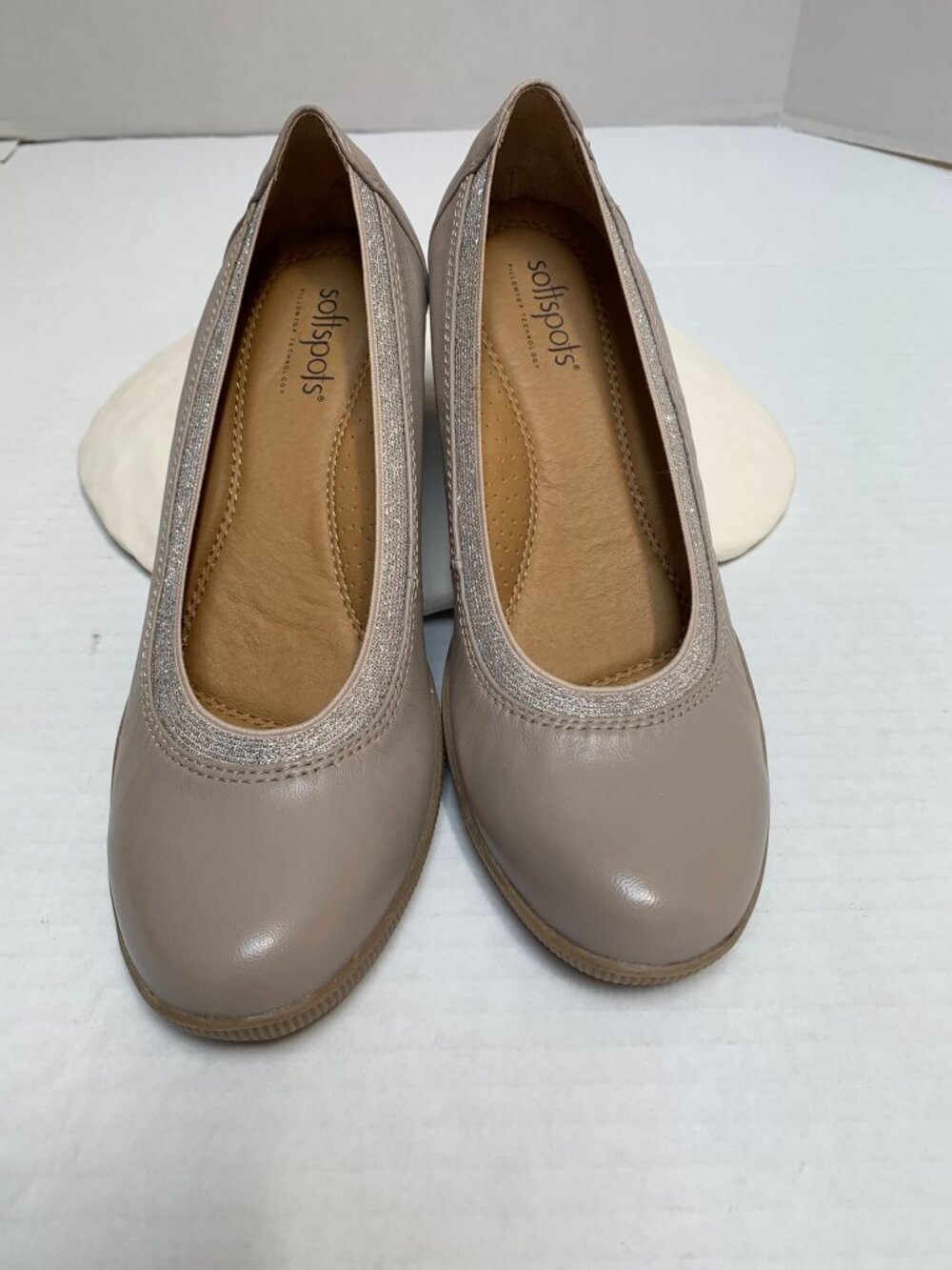 Softspots Womans Size 7.5 Medium Beige Tan Ballet Style Shoe